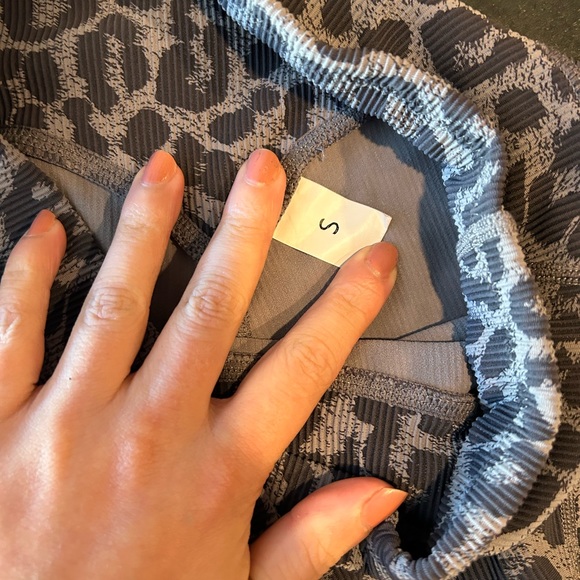 Gray and black leopard print ribbed shorts with pockets - Picture 3 of 3